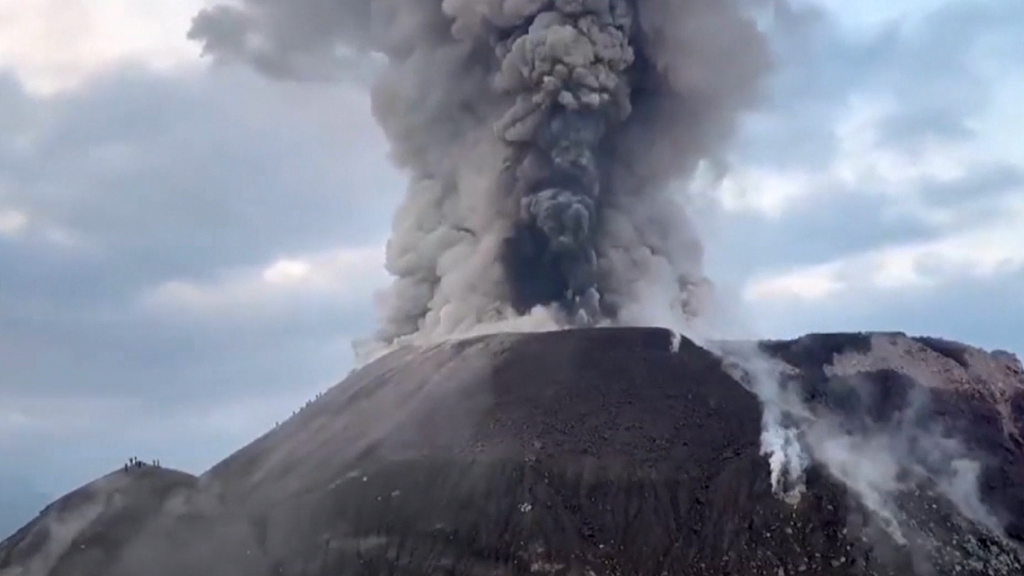 Un hombre graba la sorprendente erupción de un volcán en Guatemala durante una visita turística