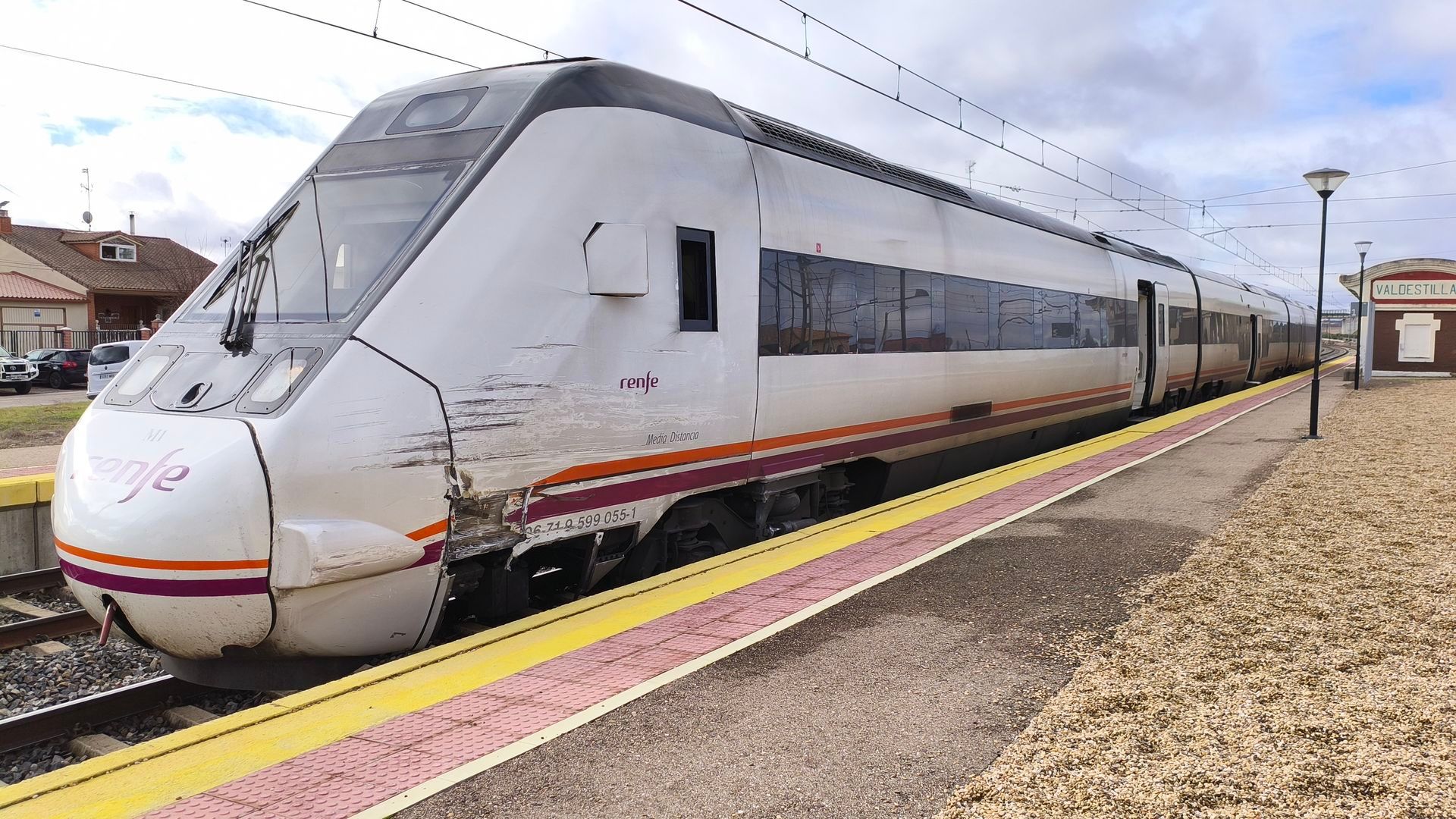Un incendio en la cabina de un tren de Media Distancia obliga a evacuar a los pasajeros en Moeche, A Coruña