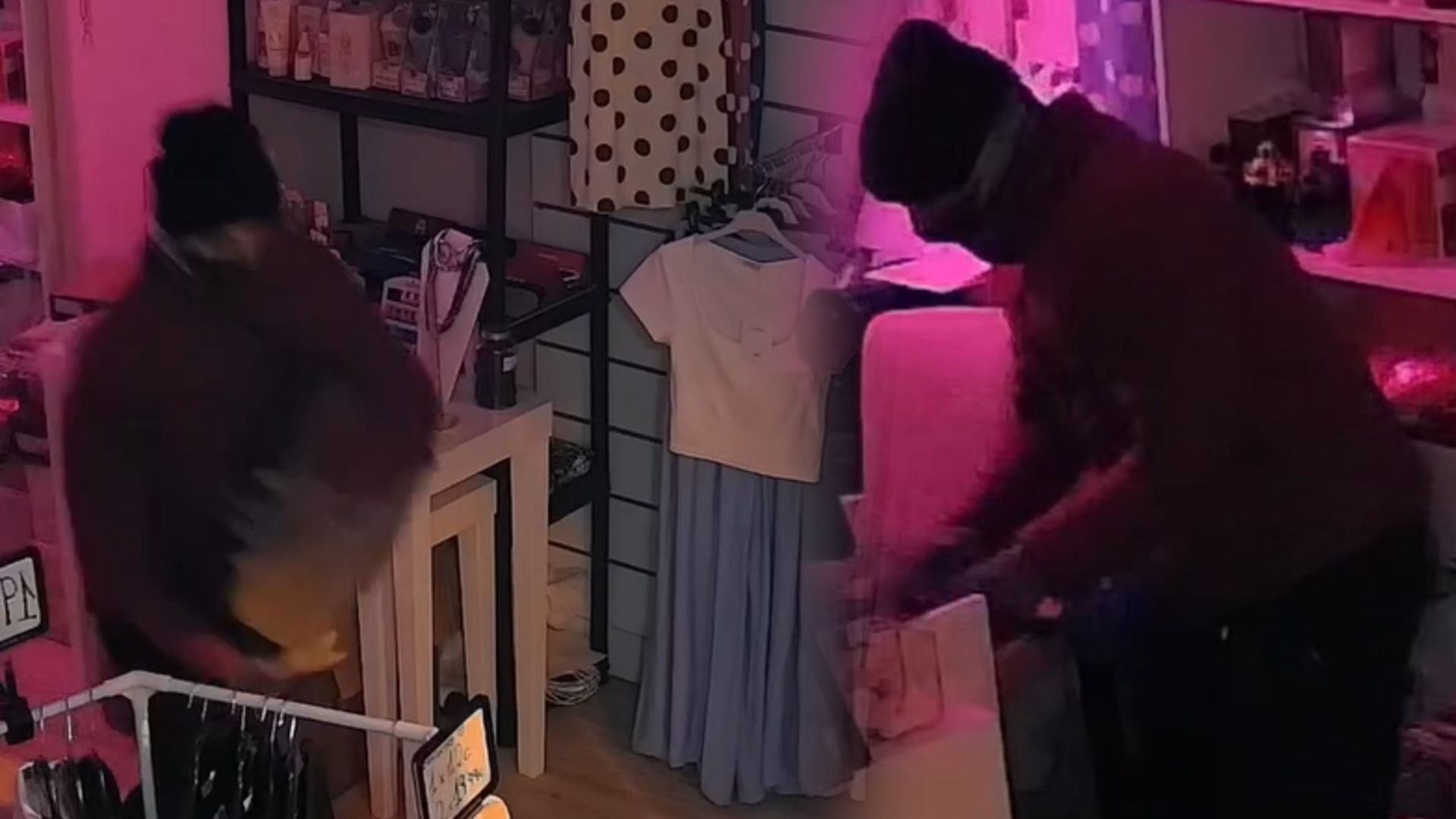 Una empresaria de Almería pide ayuda para identificar al ladrón que entró en su tienda para robarle la caja registradora