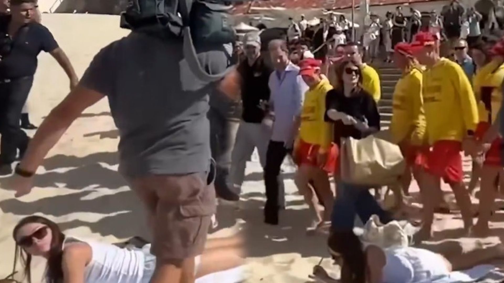 Una mujer se hace viral al no apartarse del camino de Meghan Markle y Harry: tomaba el sol y el príncipe le pidió disculpas