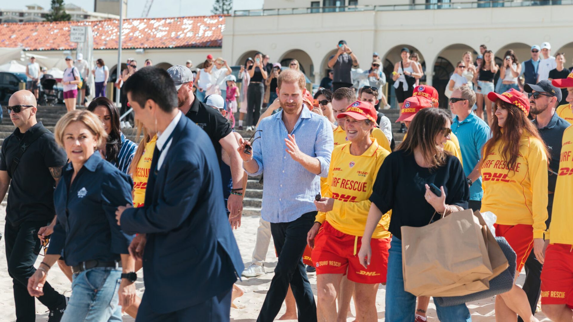 Una multitud sigue al príncipe Harry en Bondi Beach