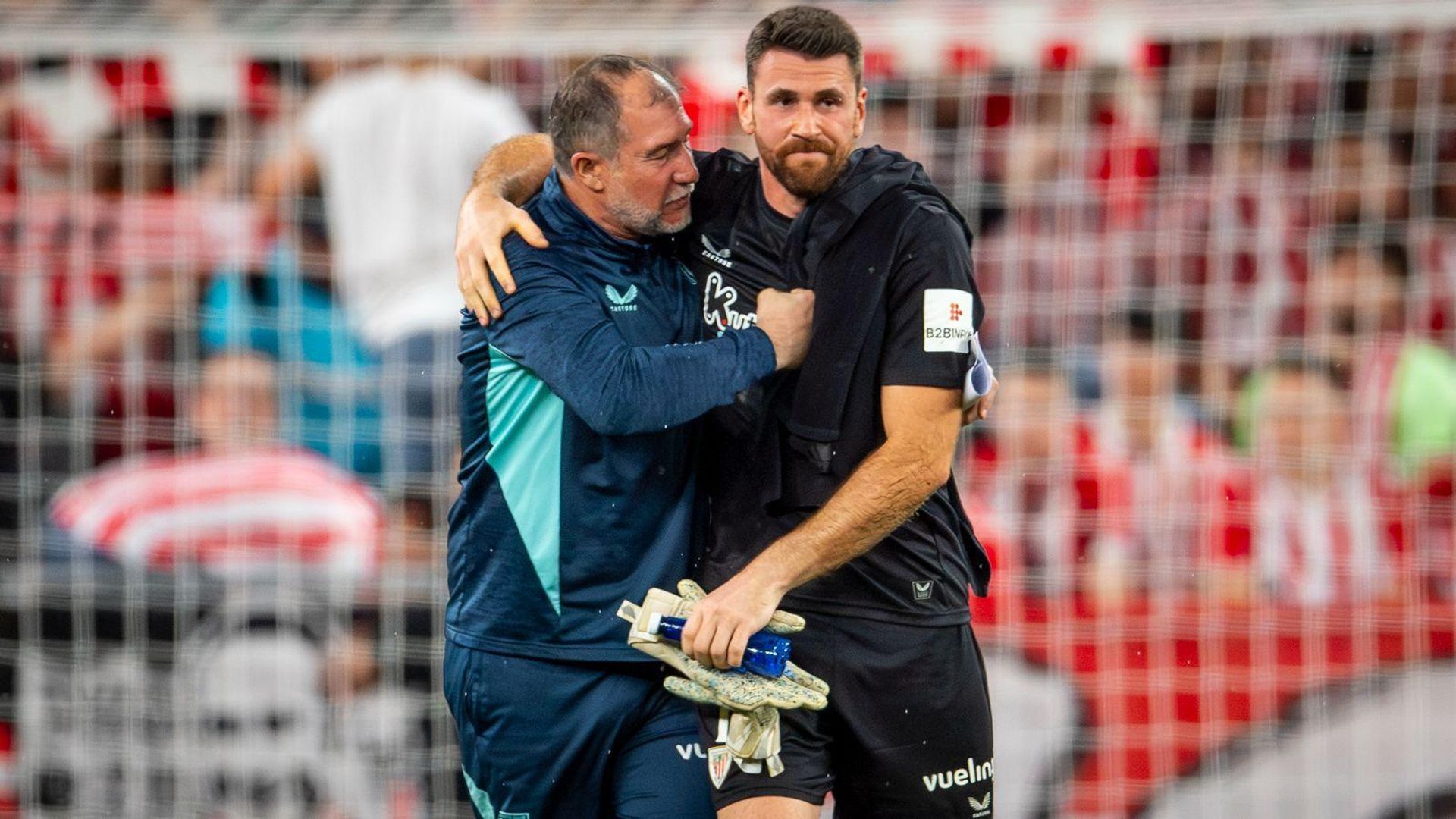 Abrazo de Iru y Unai Simón tras vencer ante Osasuna en San Mamés