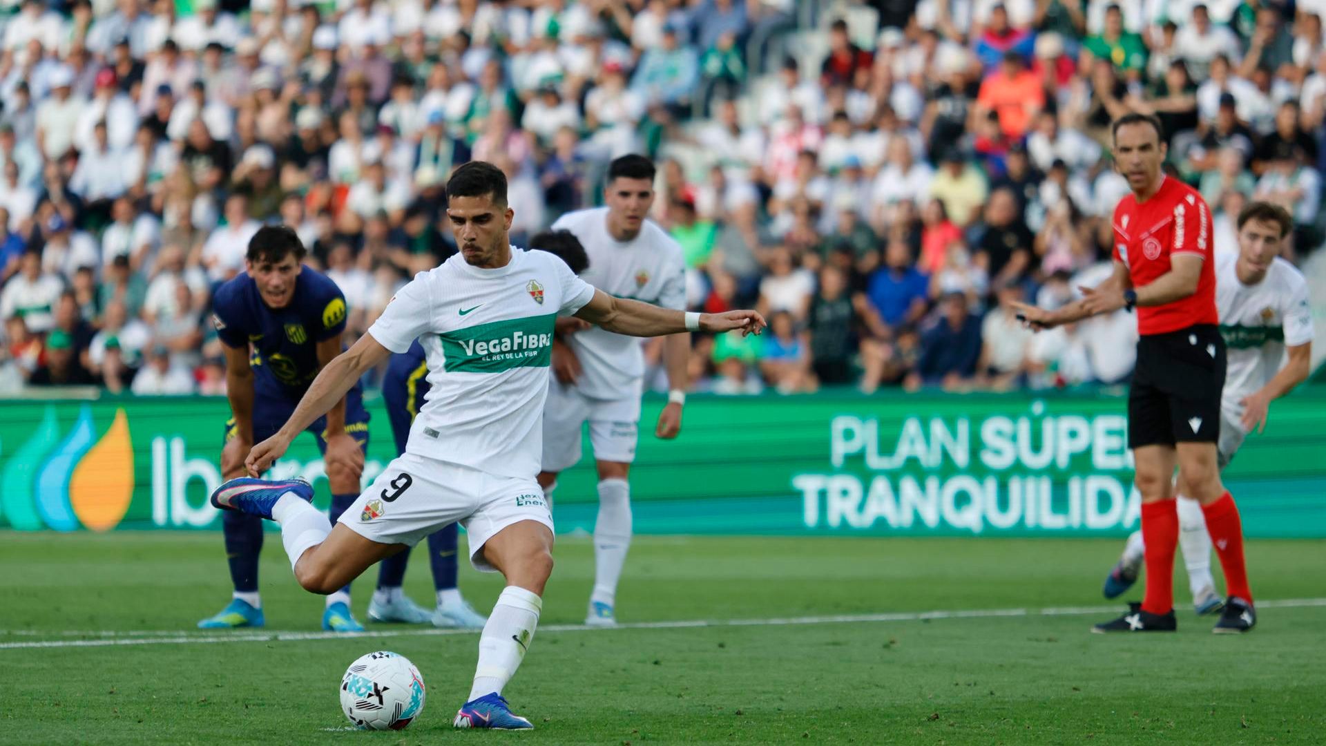 André Silva marcando de penalti ante el Atlético