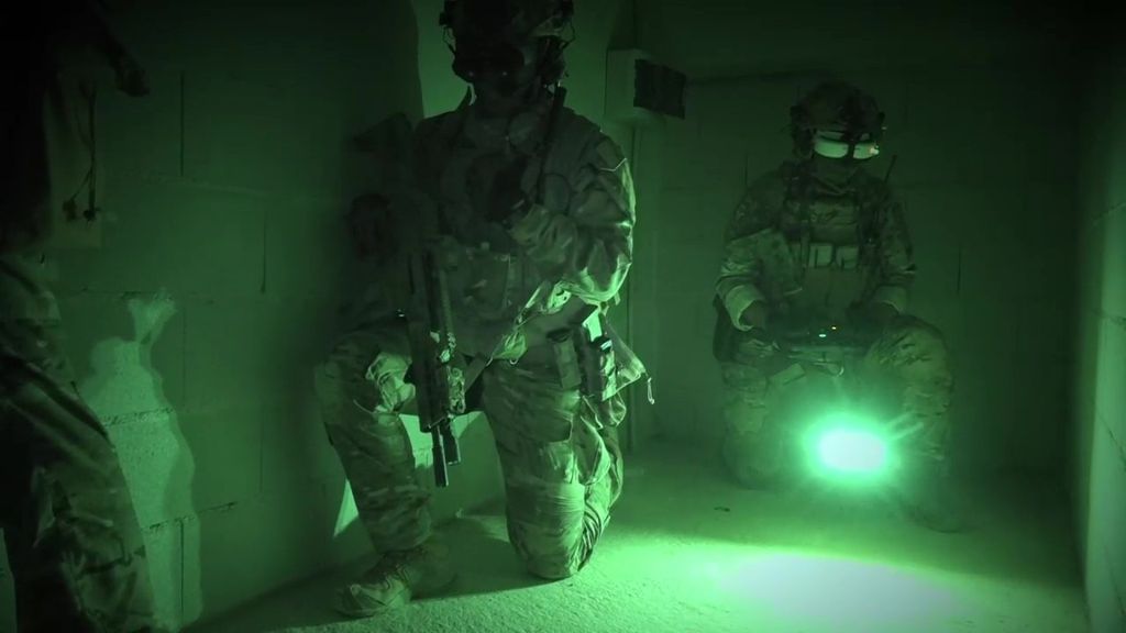 Así es un simulacro de asalto nocturno de la EZAPAC desde dentro: tiradores de precisión y drones armados