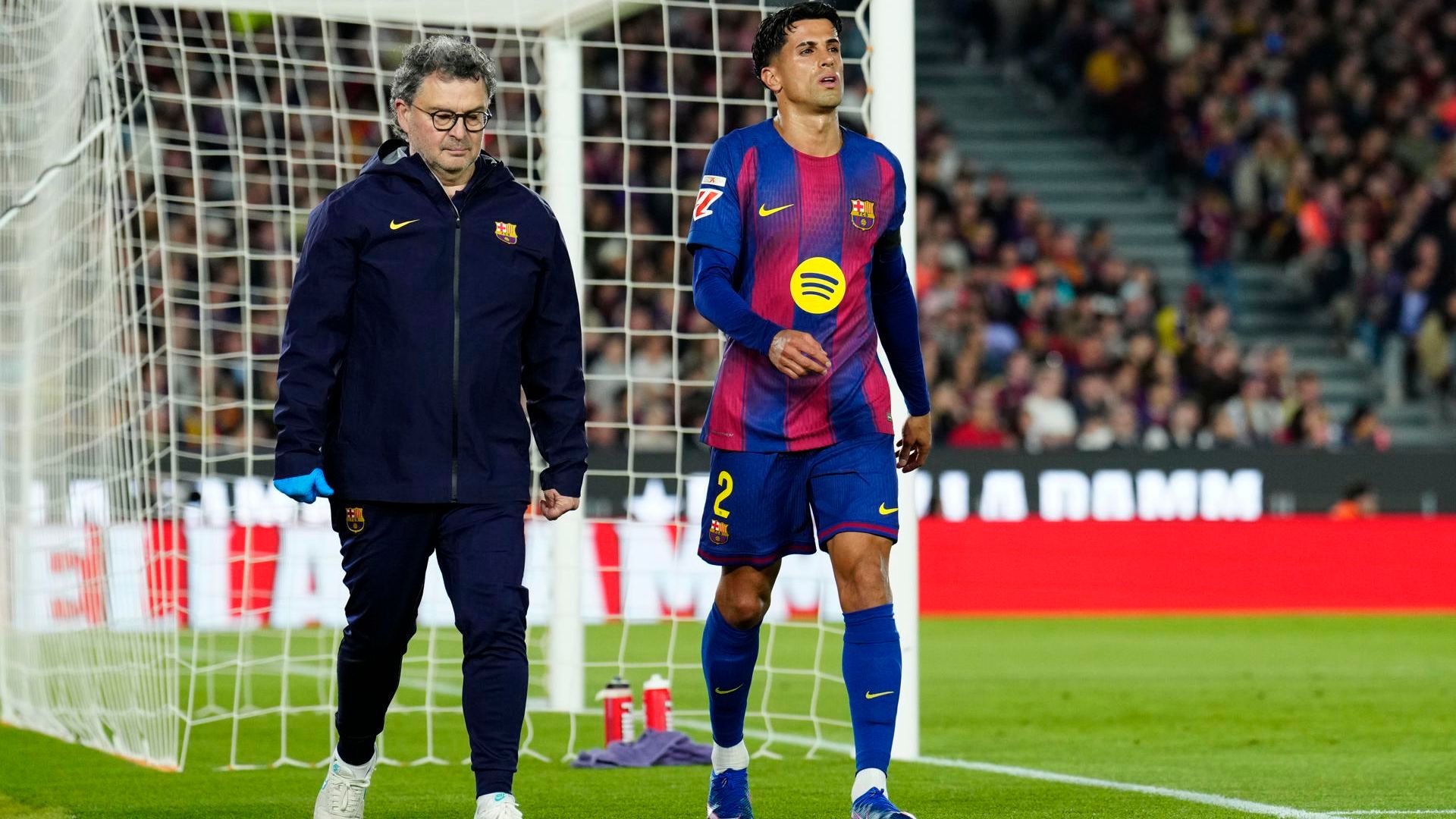 Cancelo marchándose lesionado del Camp Nou