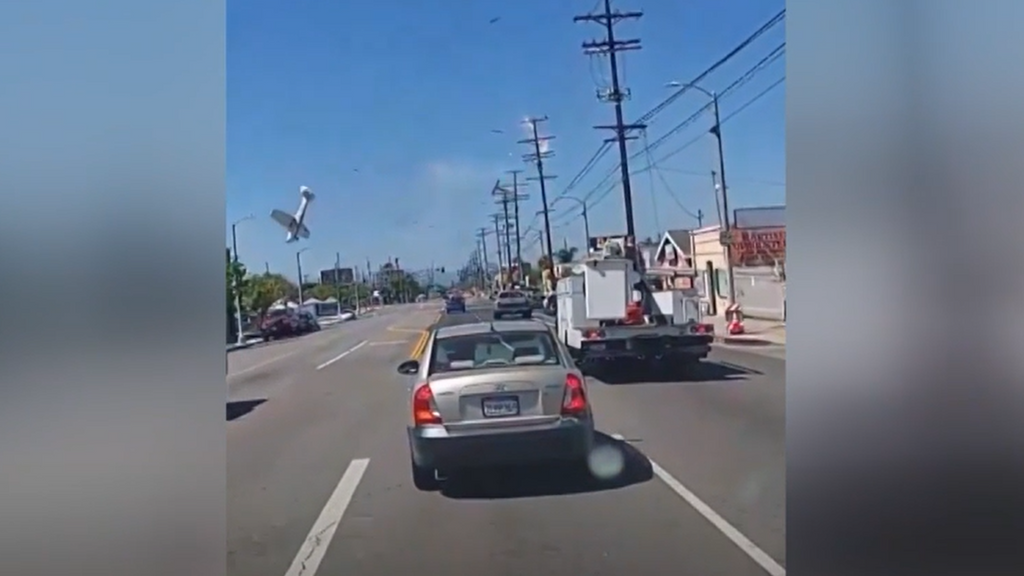 Grave accidente de avioneta en California tras chocarse contra unos cables de alta tensión