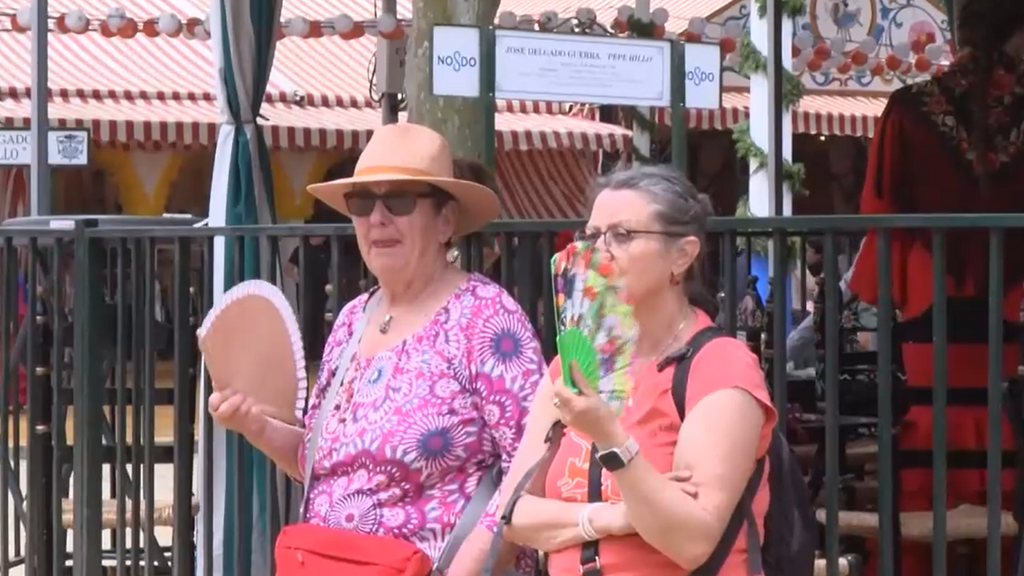 El polvo en suspensión de la Feria de Abril en Sevilla hacen que sea complicado respirar: "Estamos triplicamos la venta de antihistamínicos"