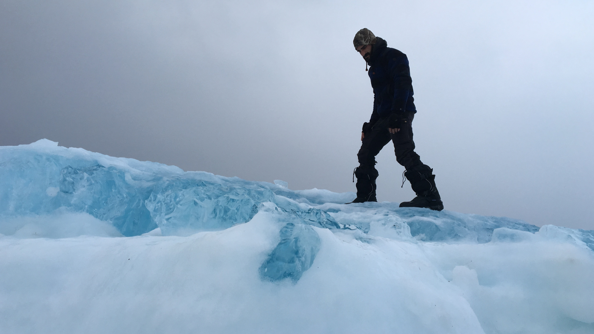Carlos Vico camina sobre el hielo en una expedición