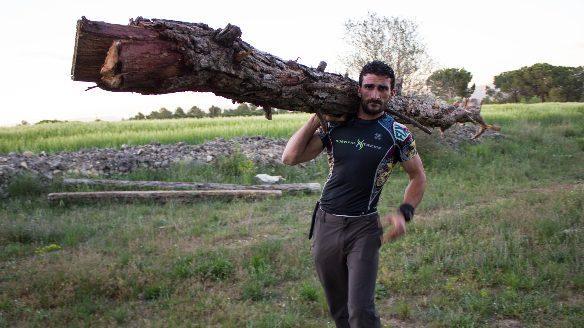 Carlos Vico transporta un tronco durante una expedición