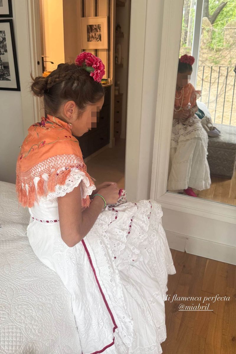 Carmen, la hija de Lourdes Montes y Fran Rivera, vestida de flamenca para la Feria de Abril