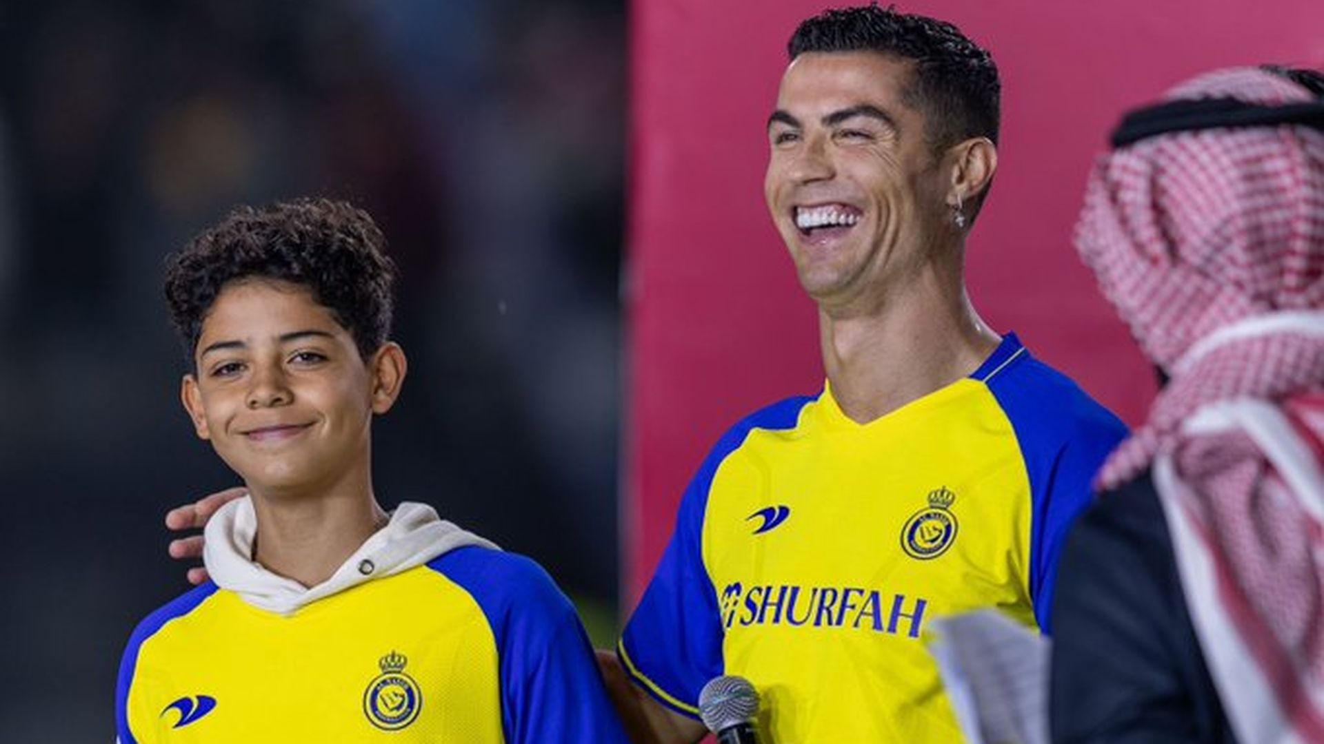 Cristiano Ronaldo con su hijo en la presentación con Al-Nassr hace unas temporadas