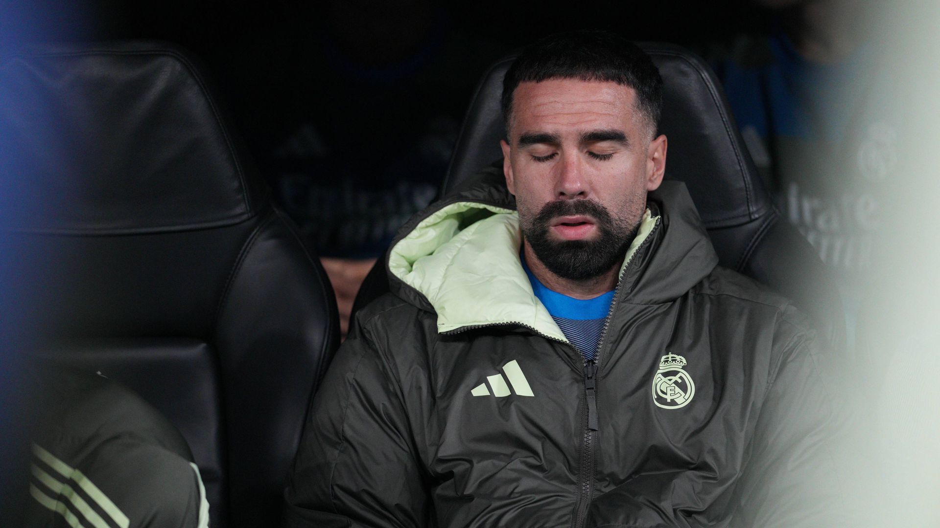 Dani Carvajal, en el banquillo del Bernabéu