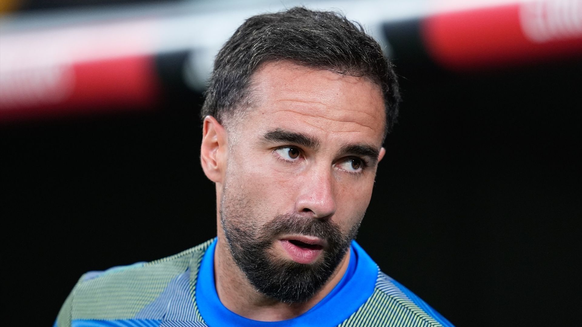 Dani Carvajal en el banquillo durante el Real Madrid - Alavés esta temporada