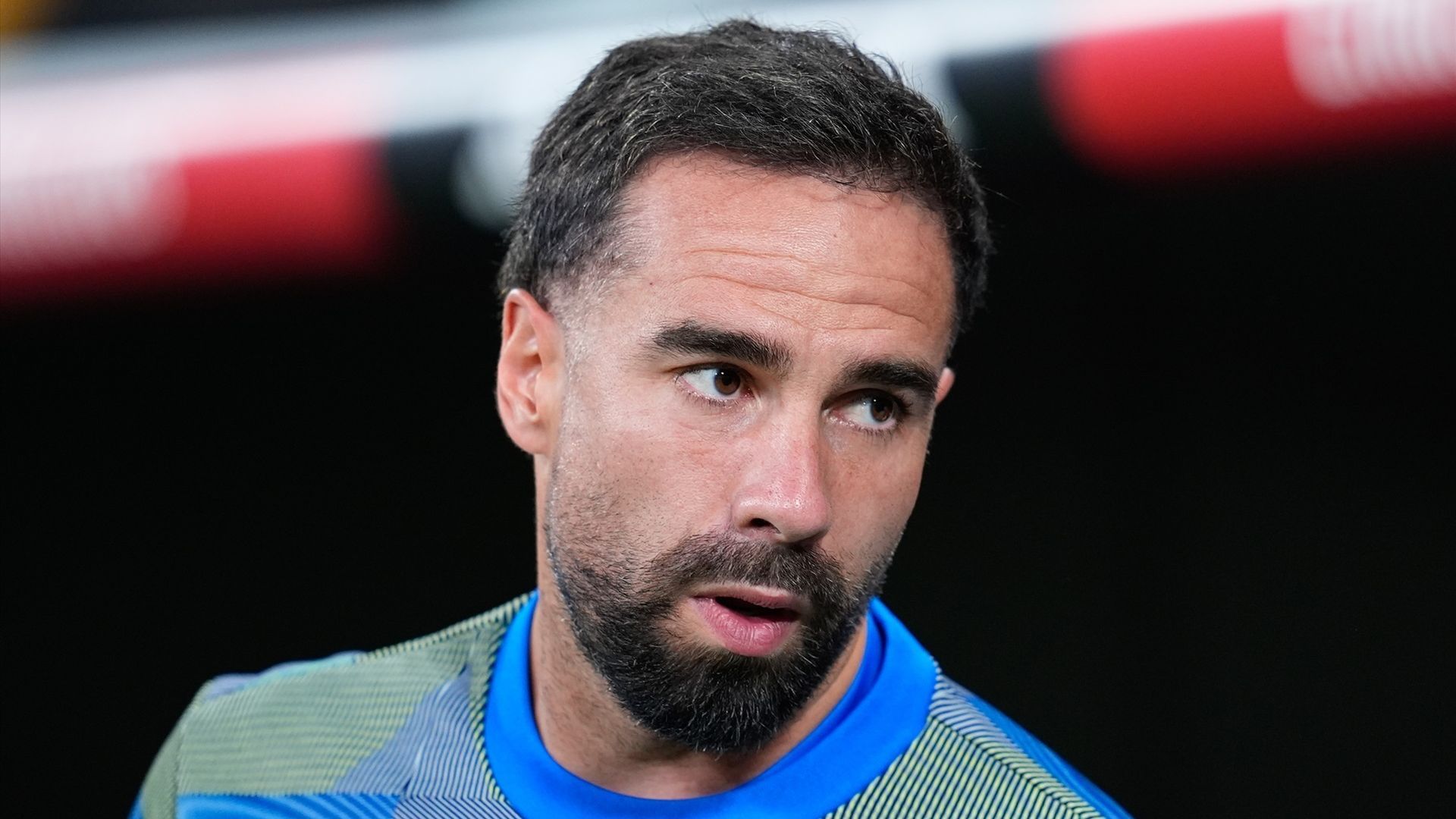 Dani Carvajal en el banquillo durante el Real Madrid - Alavés esta temporada