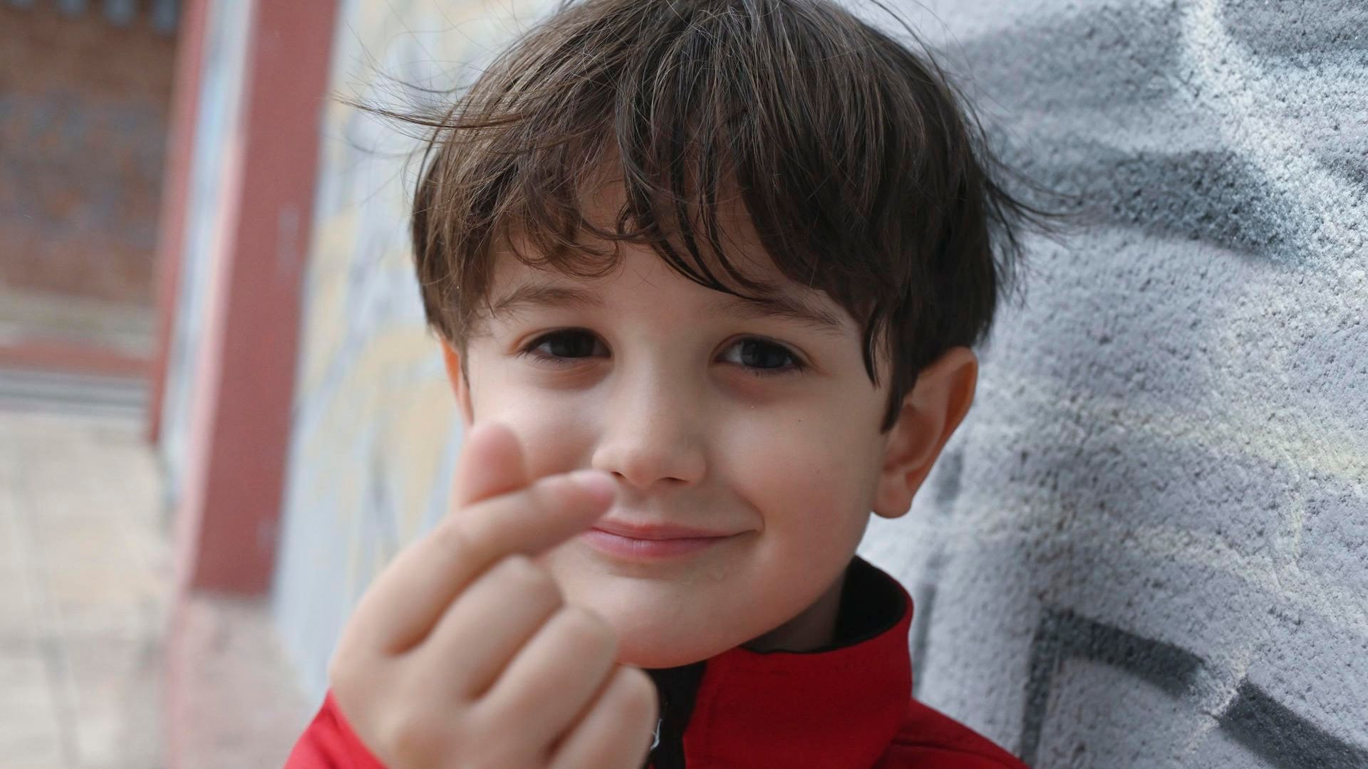 Darío, niño con una enfermedad ultrarrara y sin cura, se aferra a la esperanza de un tratamiento experimental: "No tiene brotes desde hace casi dos años"