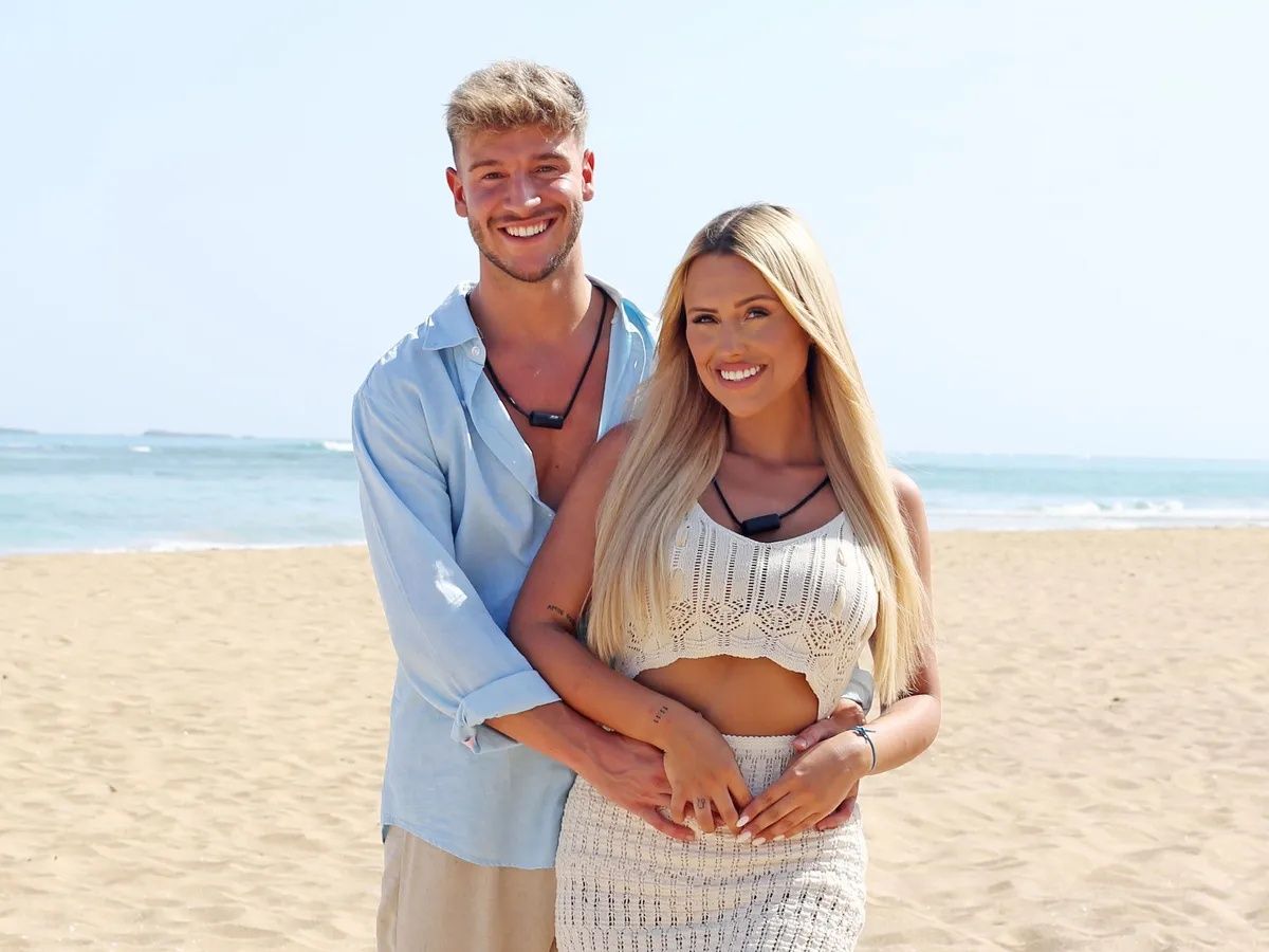 David y María posan como pareja de la séptima temporada del reality