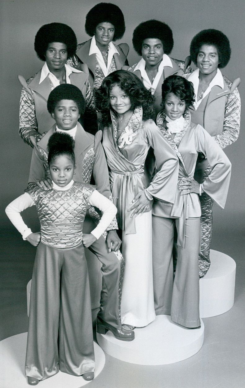 De izquierda a derecha y de arriba abajo: Jackie, Michael, Tito, Marlon; Randy, La Toya y Rebbie; y Janet