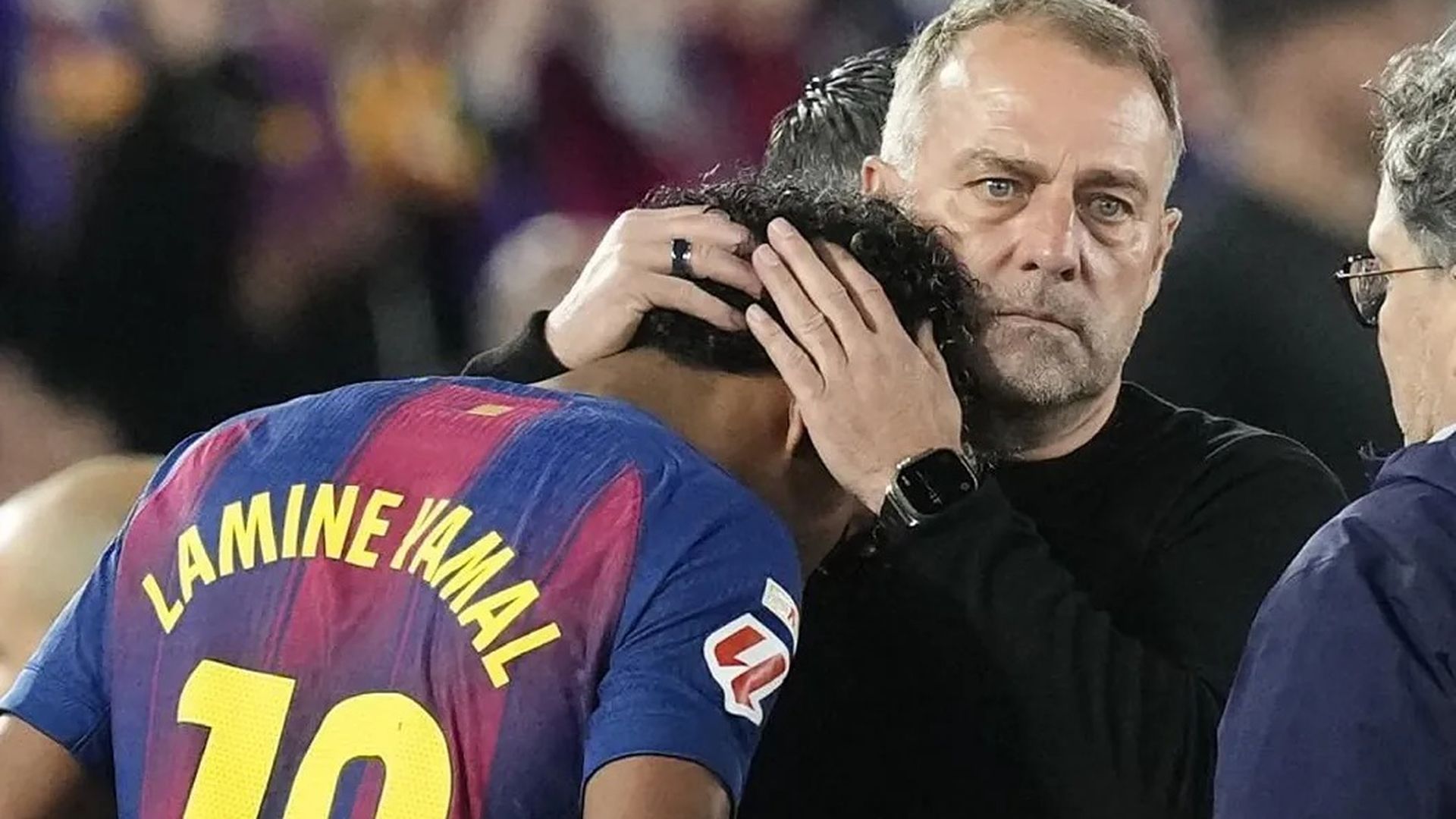 El abrazo de Hansi Flick a Lamine Yamal