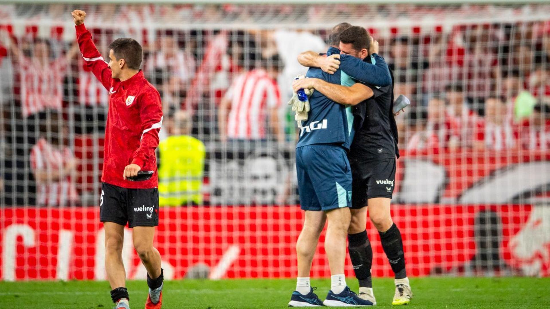 El abrazo de Iru y Unai Simón tras vencer al CA Osasuna en San Mamés
