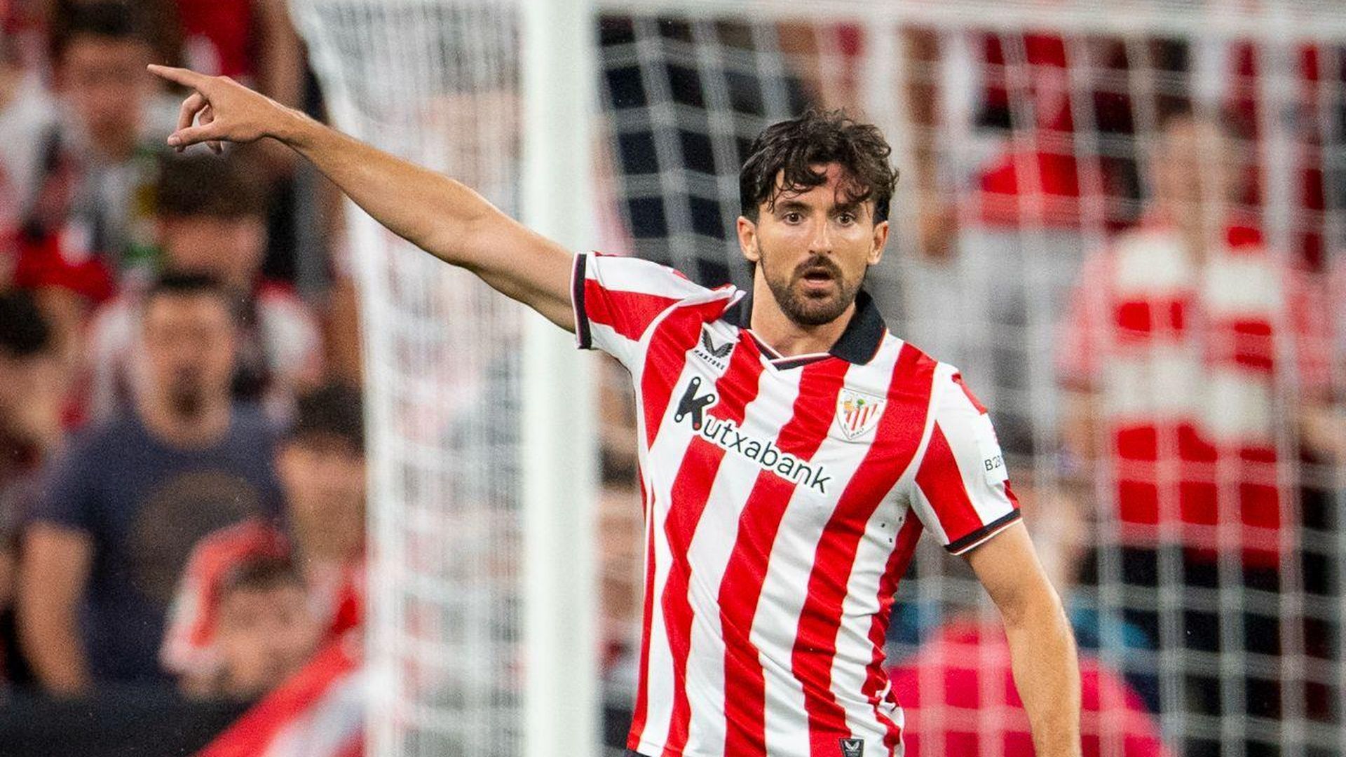 El central vitoriano Dani Vivian pone orden en San Mamés