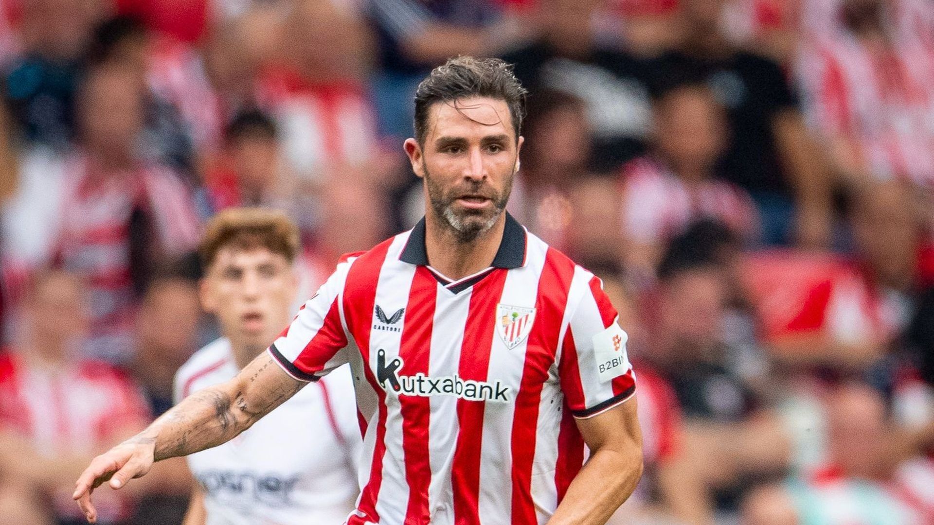 El central Yeray Álvarez la lleva ante Osasuna en San Mamés