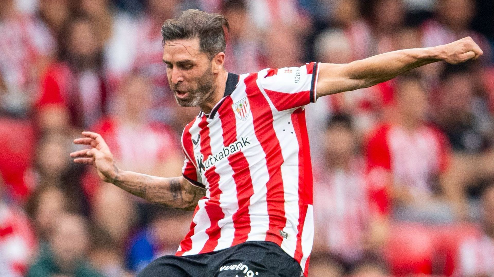 El central Yeray Álvarez la toca ante Osasuna en San Mamés