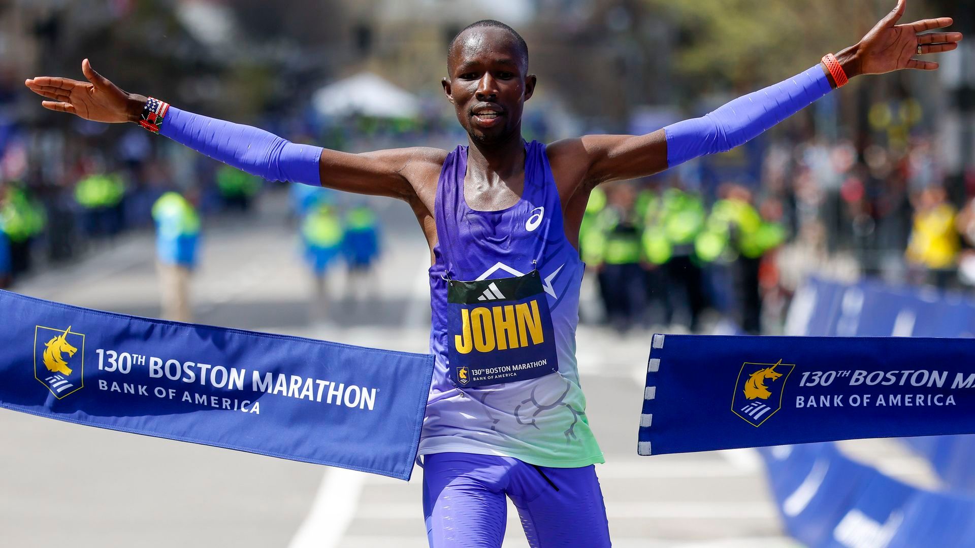 El keniano John Korir ha vuelto a batir el récord en la maratón de Boston