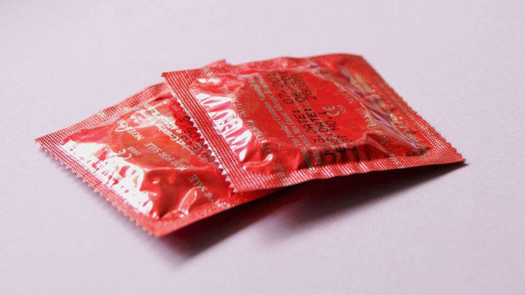 El mayor fabricante de preservativos del mundo sube un 30 % el precio de su producto como consecuencia de la guerra contra Irán Informativos Telecinco 2026 Es noticia 398