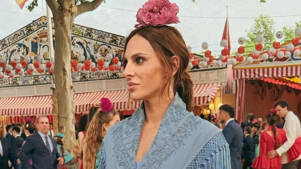 El original vestido azul celeste de Irene Rosales para la Feria