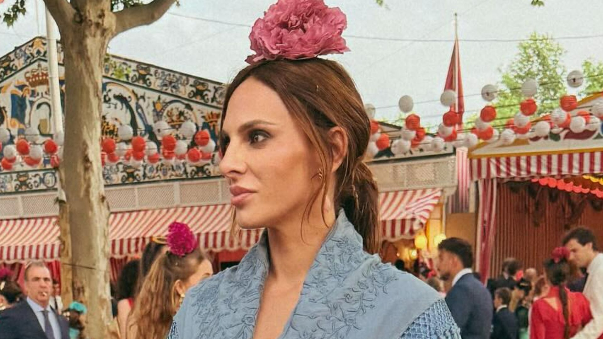 El original vestido azul celeste de Irene Rosales para la Feria