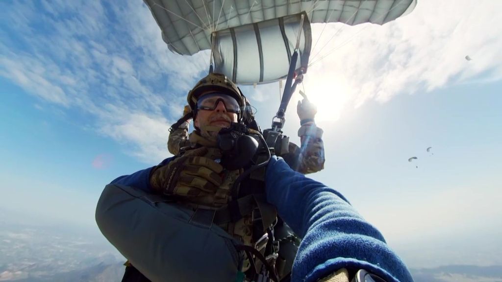 El salto de Carlos Franganillo a 4.000 metros de altitud en paracaídas desde el avión del EZAPAC: "Da impresión tirarte al vacío"