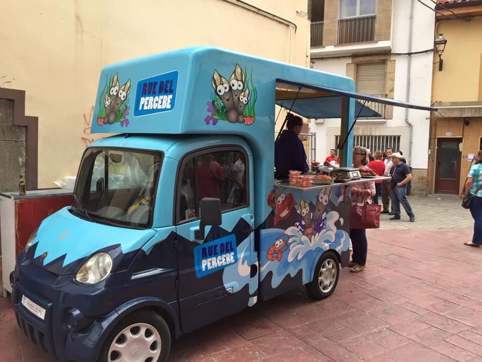 En su marisconeta recorre municipios vascos y limítrofes cociendo in situ los percebes: "Ahí está la gracia"