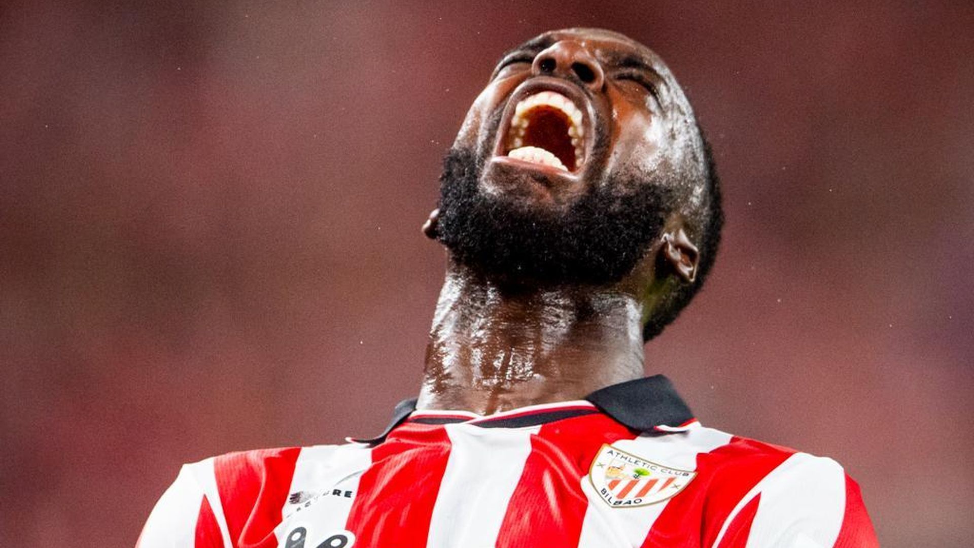 Gesto de garra del capitán Iñaki Williams en San Mamés