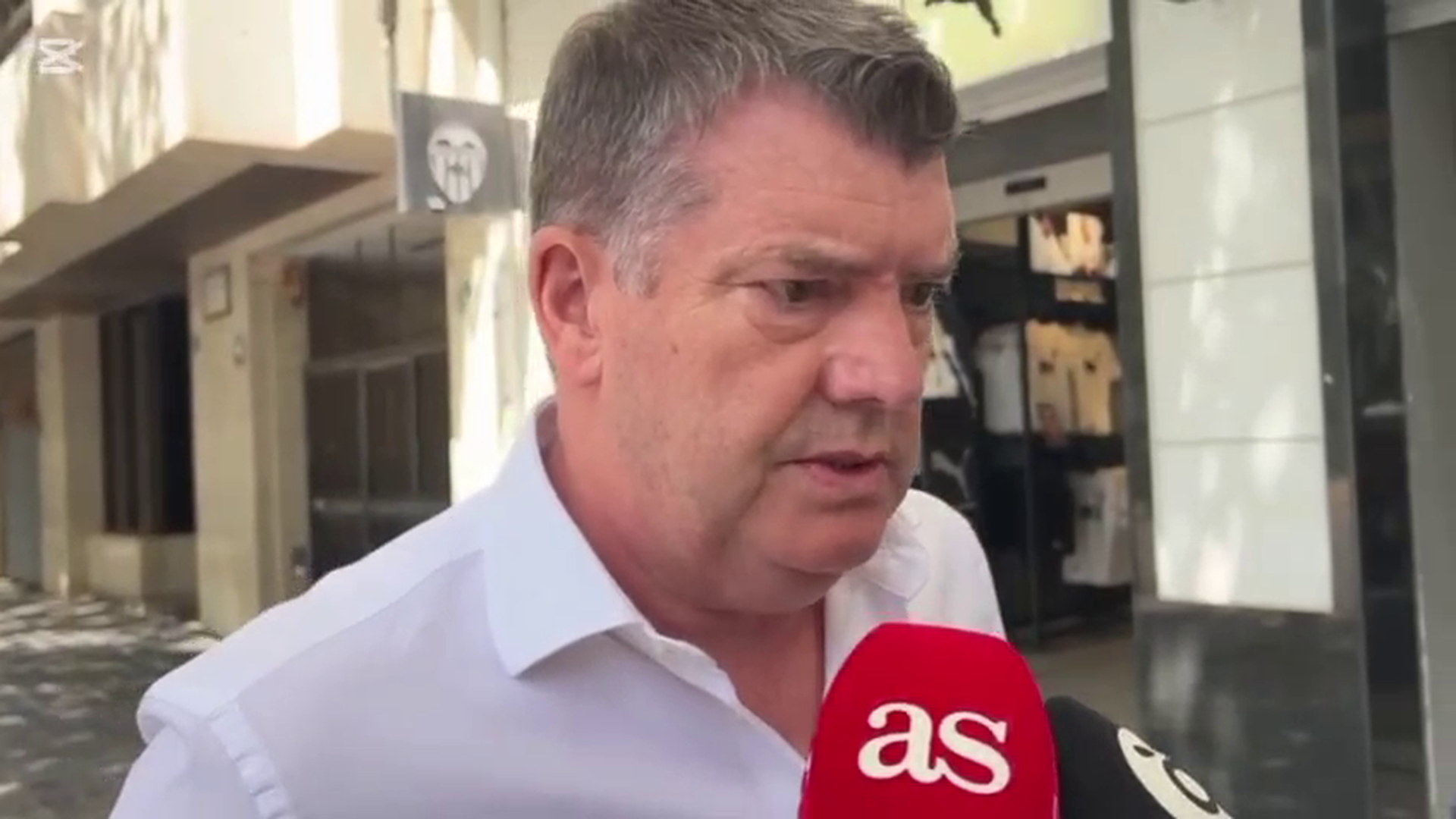 Gourlay raja del árbitro tras el no penalti de gaya