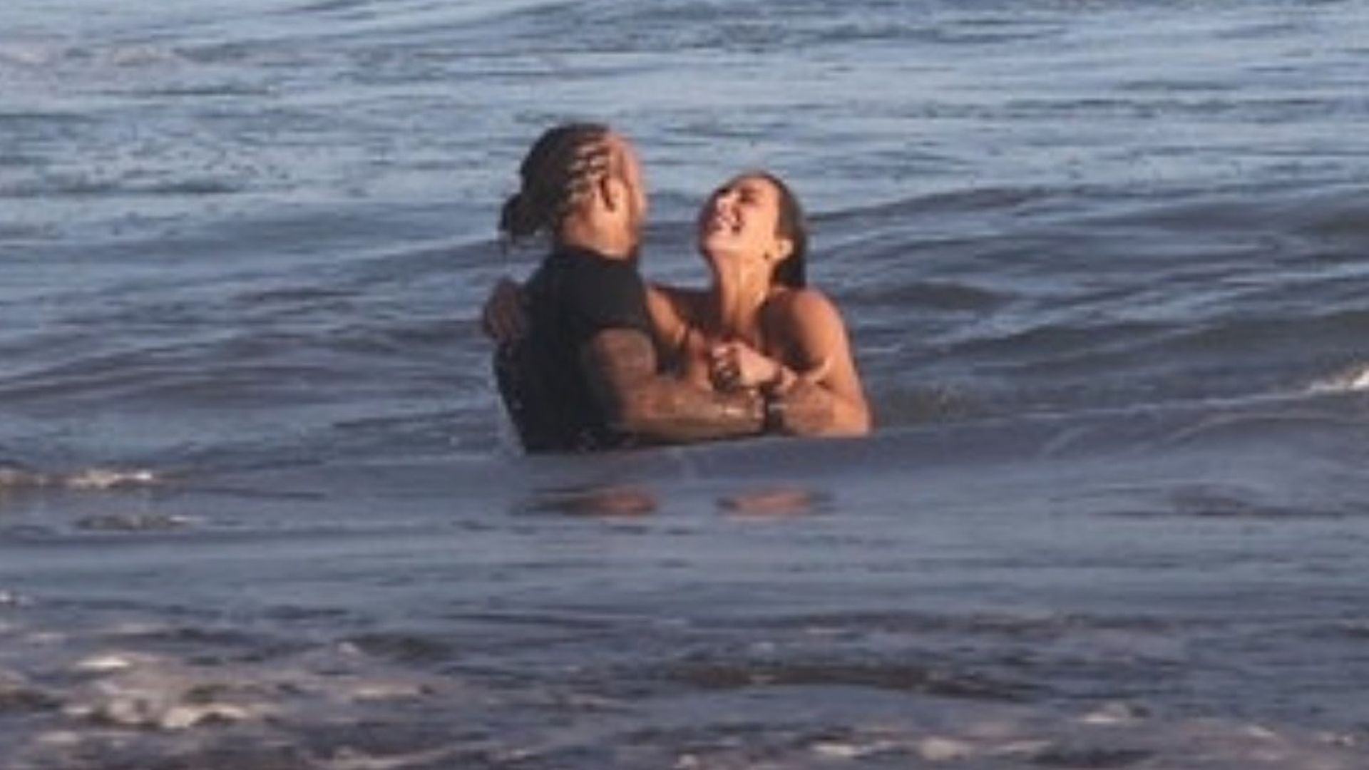 Hamilton y Kim Kardashian dándose un baño en Malibú