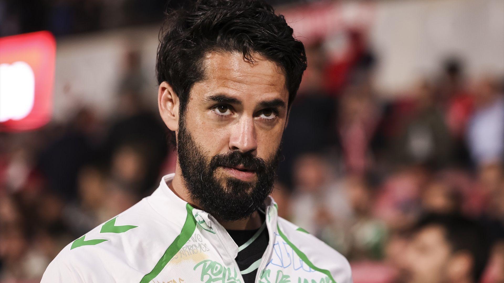 Isco Alarcón, calentando, ante el Girona