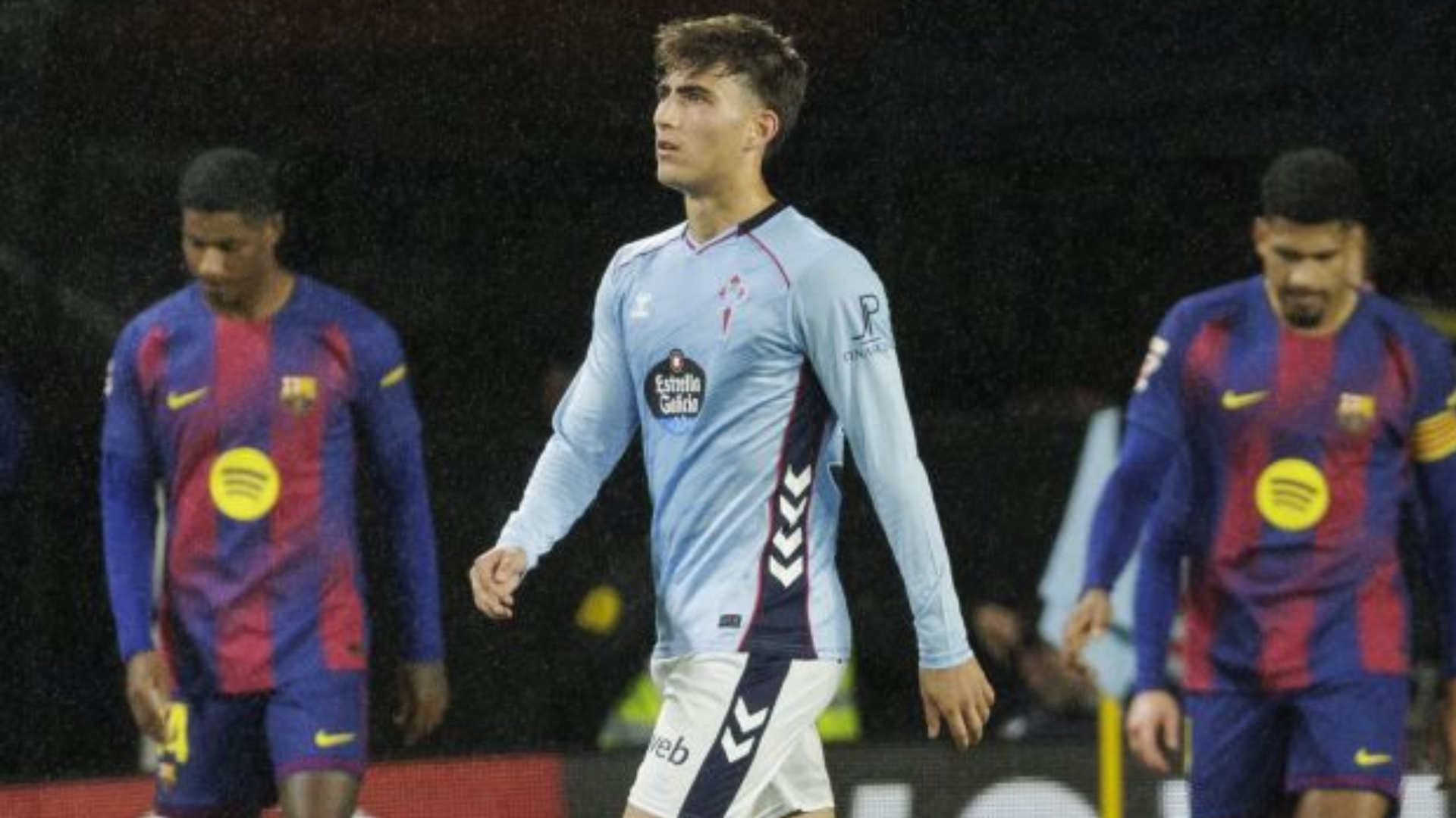 Javi Rodríguez ante Araújo y Rashford