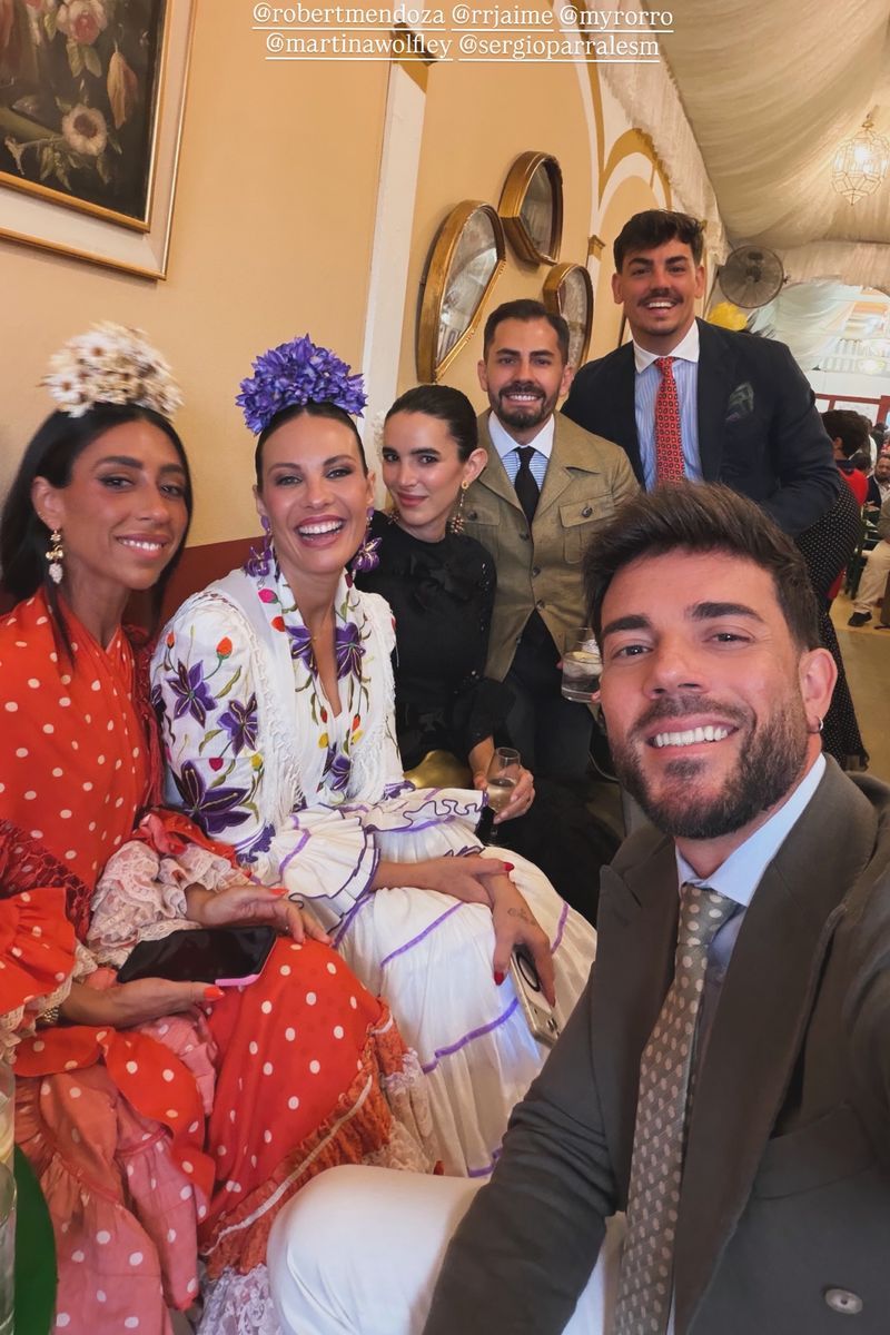 Jessica Bueno, disfrutando de la Feria de Abril con sus amigos y su novio, Robert Mendoza
