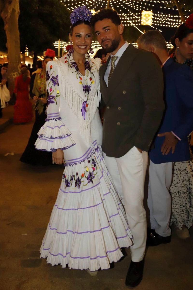 Jessica Bueno y su novio, Robert Mendoza, durante la Feria de Abril