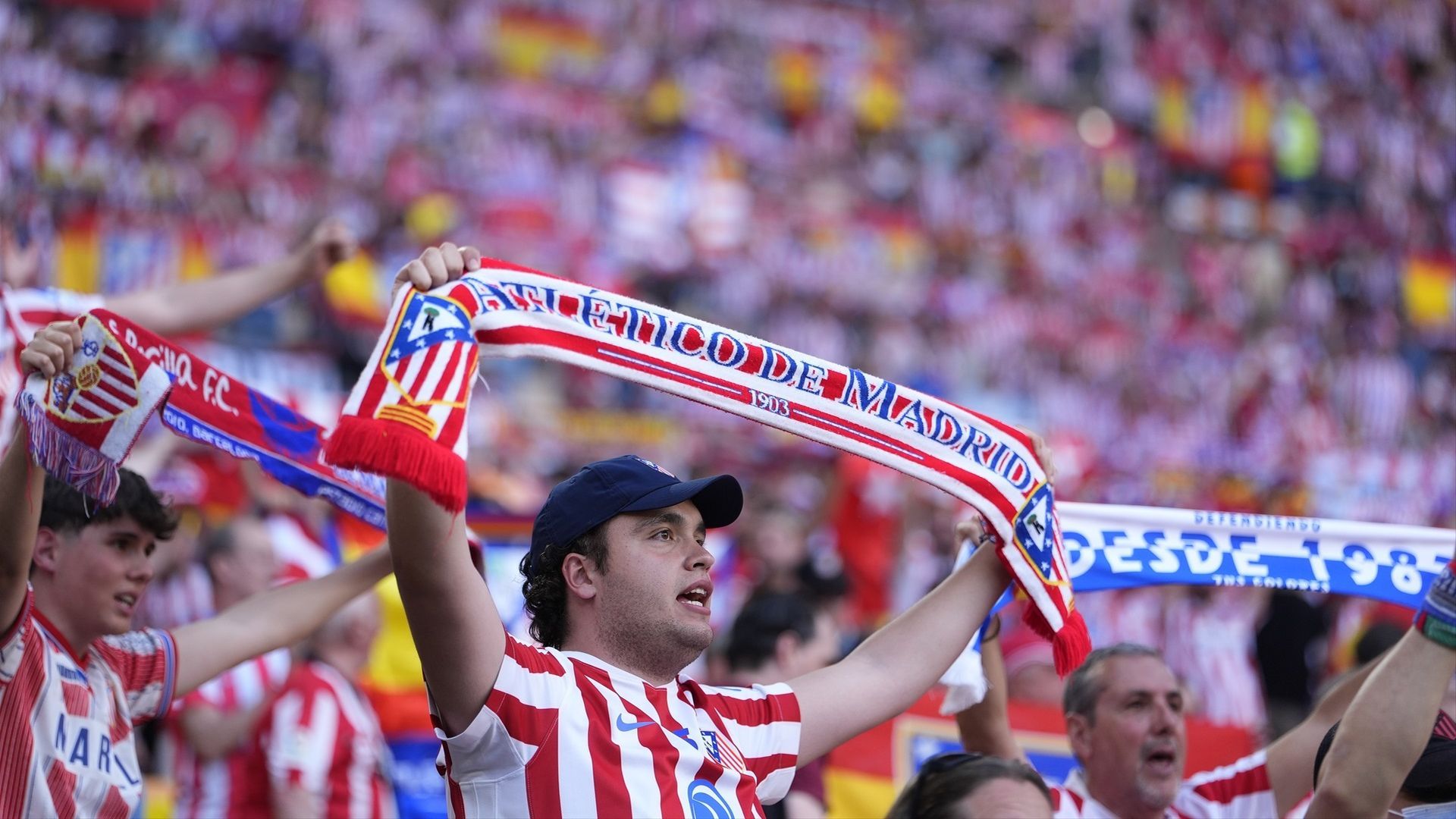 La afición del Atlético de Madrid en la Cartuja durante la final de Copa del Rey