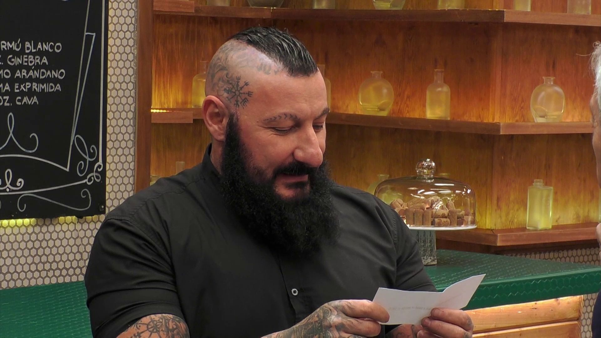 La cita de María Lara y Pedro comienza con una provocativa nota y acaba en calabazas