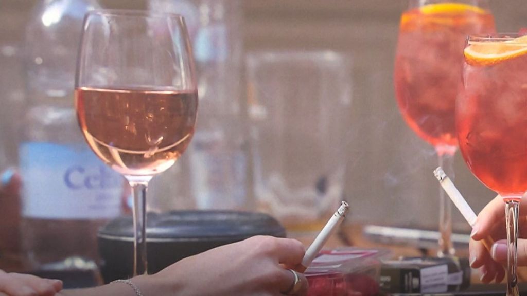 En España, la ley de Reino Unido que prohibirá fumar a los nacidos a partir de 2009, no se podría hacer