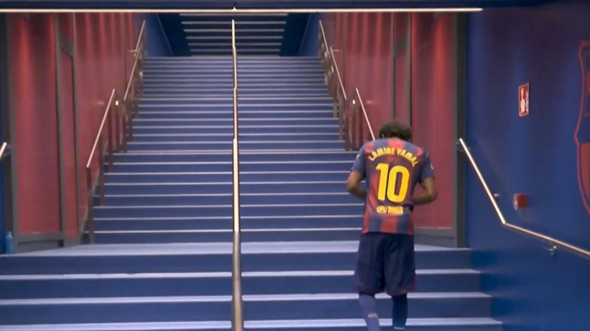 Lamine Yamal, cabizbajo, se marcha lesionado