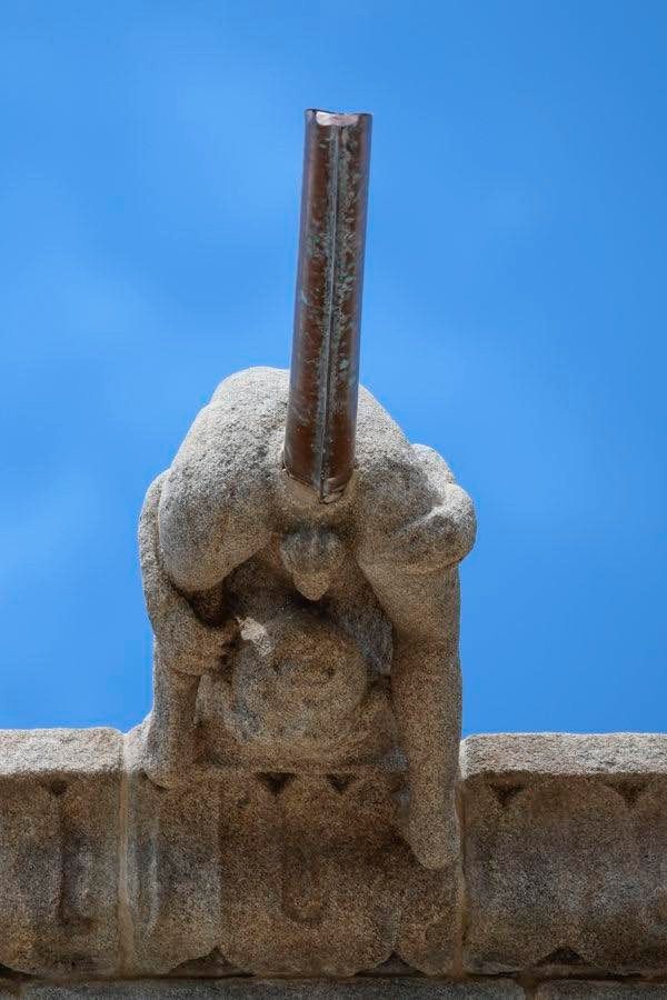 Los tubos colocados en las bocas de las gárgolas han generado gran polémica