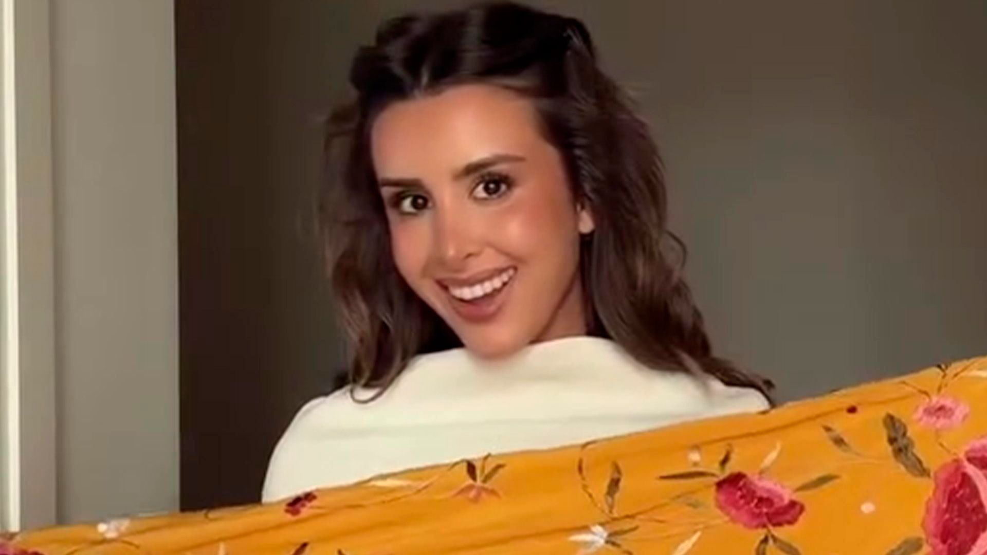 Marina García triunfa un año más con su falda-mantón de manila