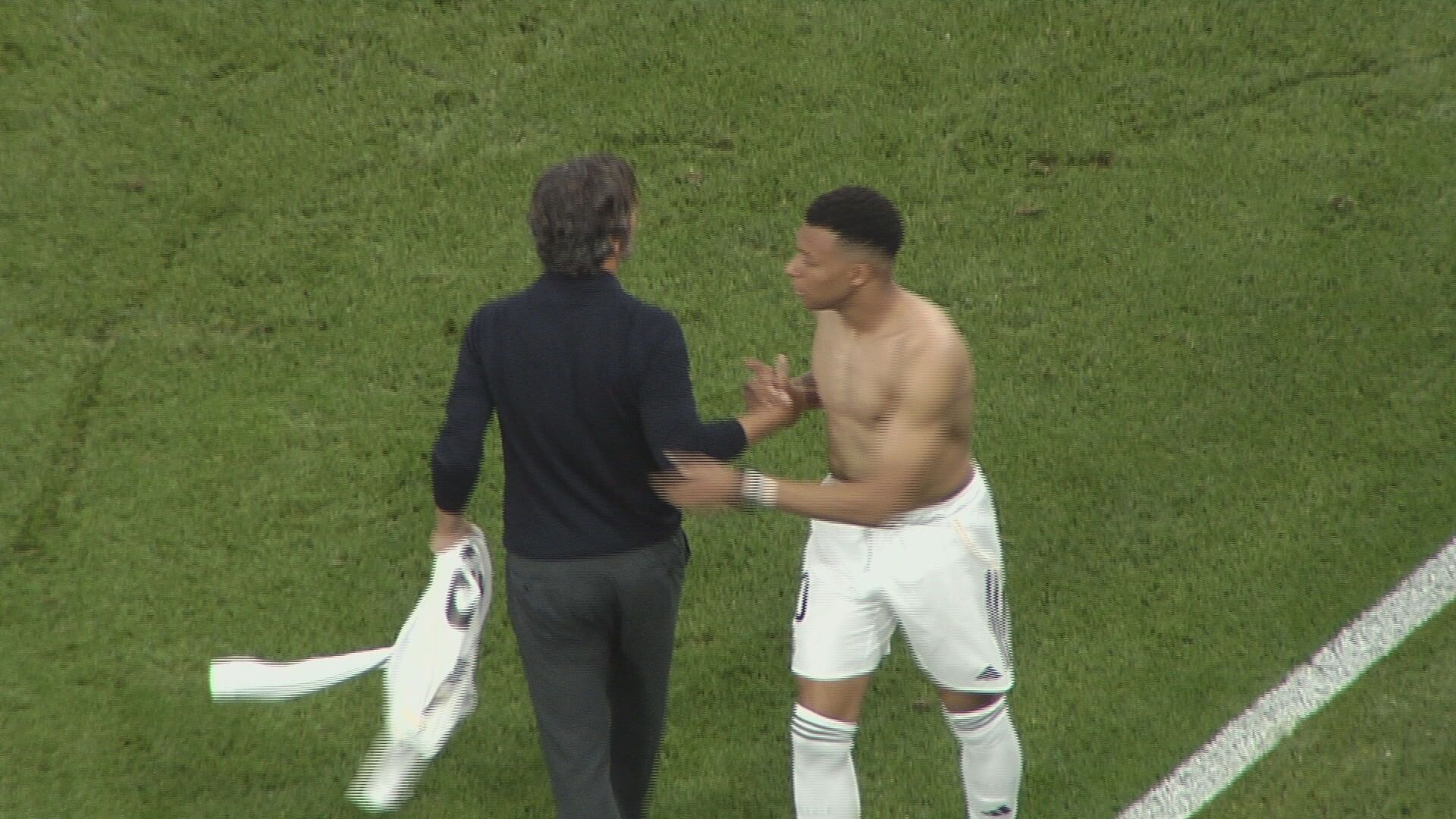 Mbappé dándole la camiseta a Quique Sánchez Flores