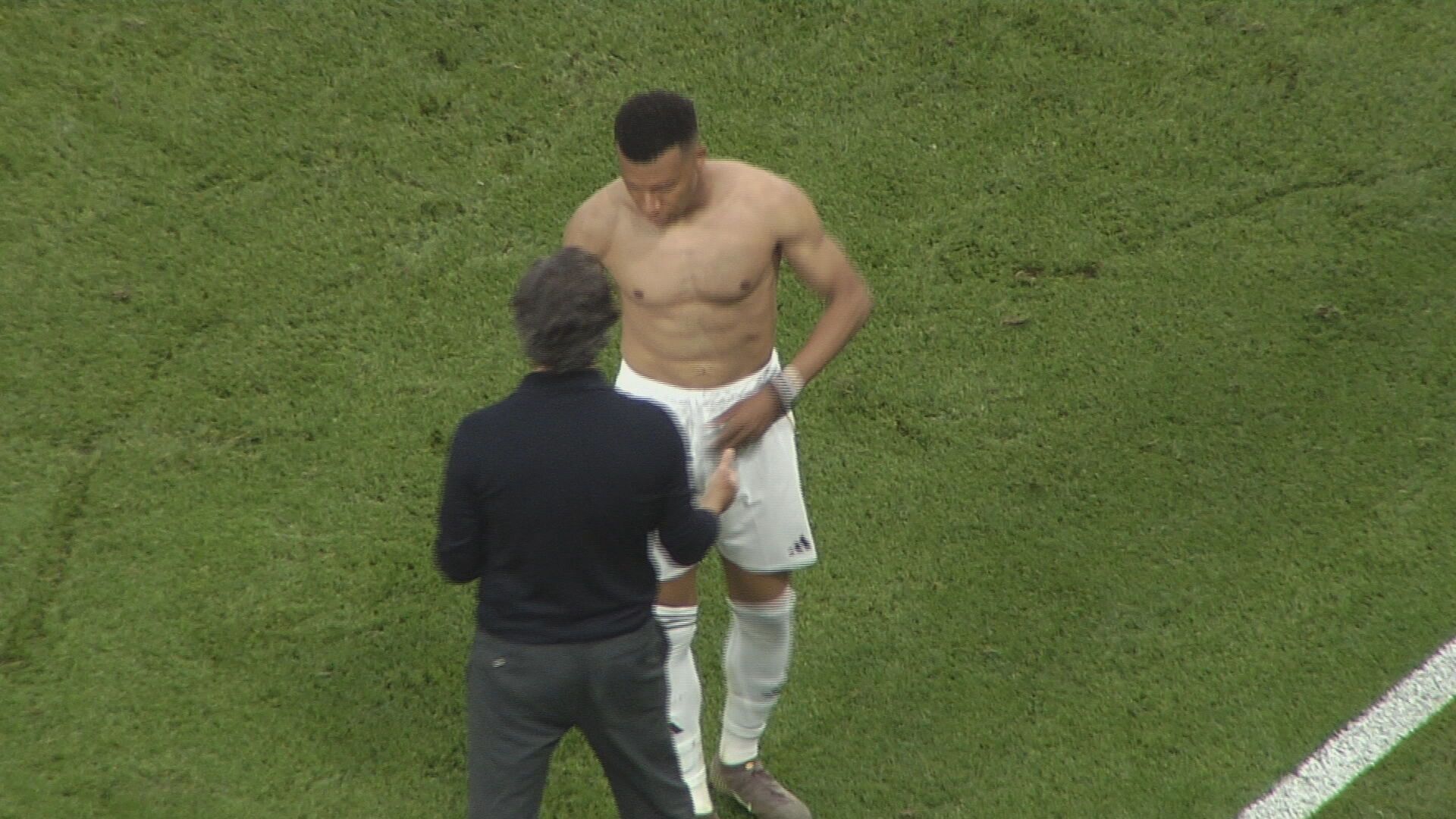 Mbappé y Quique en el momento de darle la camiseta