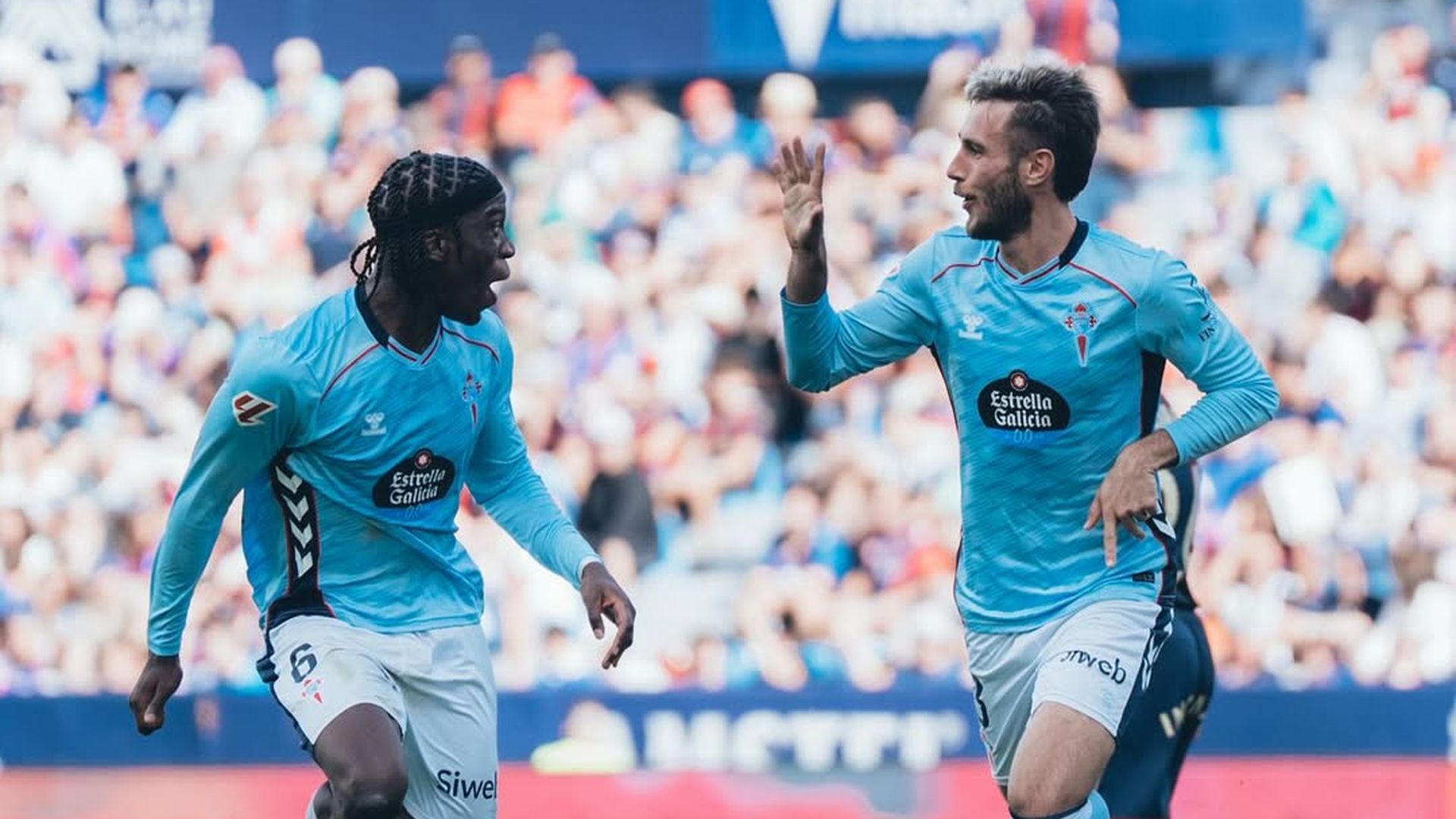 Óscar Mingueza con Ilaix Moriba