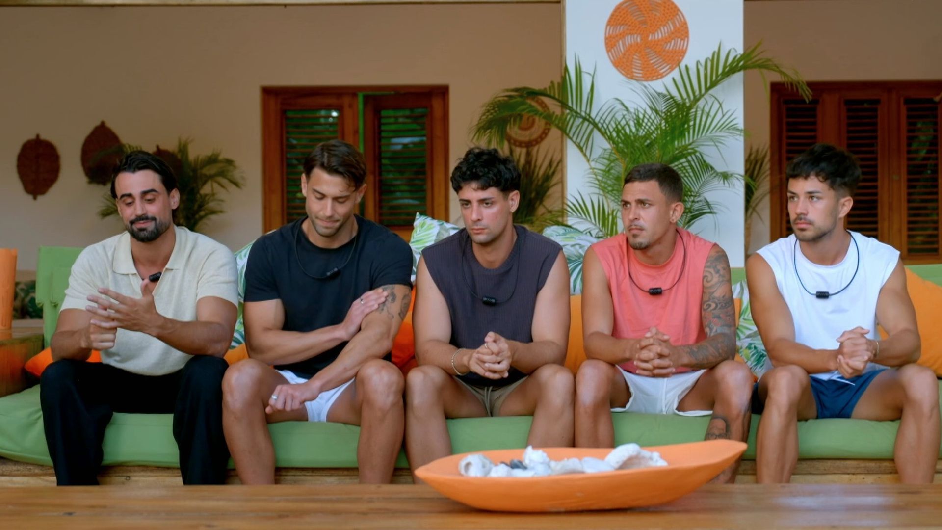 Sorpresa y nervios entre los chicos y las chicas al descubrir que afrontan su primera hoguera, al completo: “Me da miedo”