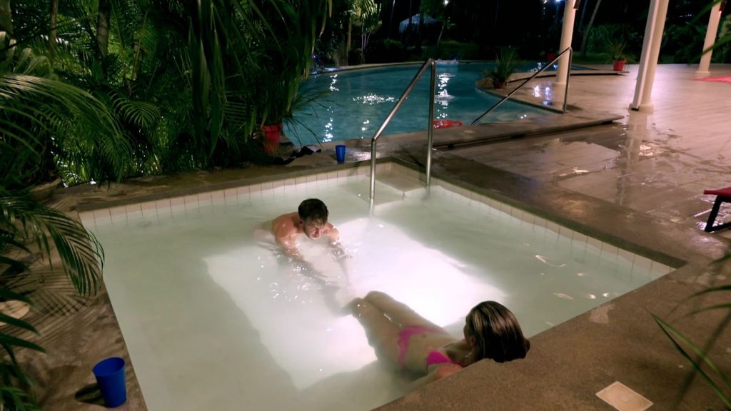 Sube la temperatura entre David y Leila en el jacuzzi, al completo
